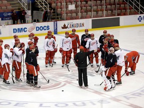 Detroit Red Wings' head coach Mike Babcock gives instructions during practice for the shortened 2012-2013 NHL hockey season in Detroit, Thursday, Jan. 17, 2013. (AP Photo/Paul Sancya)