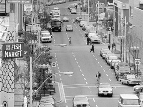 Cars and pedestrians cruise along Chatham Street on Nov. 14, 1989. Chatham Street looking east is pictured in this file photo.  (RANDY MOORE/The Windsor Star)