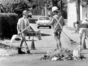 Lawrence Bjornson, Jaafar Mokdad, centre, and Kalakech Animar clean the alley near Wyandotte Street East and Glengarry Avenue in this Aug. 1, 1991 file photo. (Mike Weaver/Windsor Star)