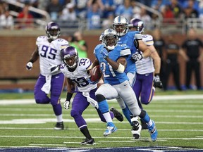 Reggie Bush, centre, of the Detroit Lions runs 77 yards for a third quarter touchdown during the game against the Minnesota Vikings at Ford Field on September 8, 2013 in Detroit. (Leon Halip/Getty Images)