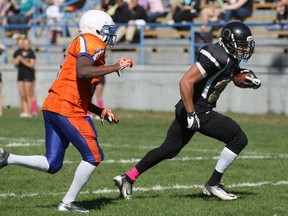 AKO's Tarrence Crawford, right, runs for a touchdown in the second quarter against the St. Leonard Cougars at Windsor Stadium. (DAX MELMER/The Windsor Star)