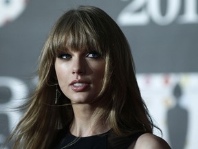 US singer-songwriter Taylor Swift poses on the red carpet arriving at the BRIT Awards 2013 in London on February 20, 2013.   (AFP PHOTO / ANDREW COWIE)