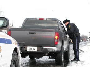 Const. Troy Roberts of Essex County OPP stops a speeder on Highway 401 in this Jan. 2009 file photo. (Dalson Chen / The Windsor Star)