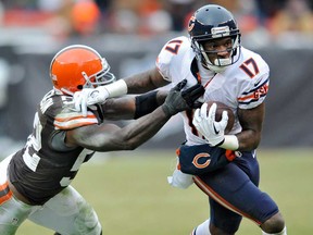 Chicago wide receiver Alshon Jeffery, right, fights off Cleveland inside linebacker D'Qwell Jackson after a catch Sunday, Dec. 15, 2013, in Cleveland. (AP Photo/David Richard)