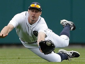 Detroit's Don Kelly dives to catch a fly ball against Tampa Bay in Detroit Thursday, June 6, 2013. (AP Photo/Paul Sancya)