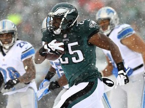 Philadelphia's LeSean McCoy, centre, carries the ball against the Detroit Lions on December 8, 2013 at Lincoln Financial Field in Philadelphia. (Elsa/Getty Images)