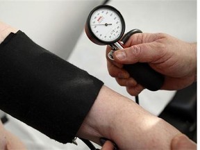 A doctor measures the blood pressure of a man in Stuttgart, Germany, Feb.6, 2009. )Thomas Kienzle , THE CANADIAN PRESS/AP)