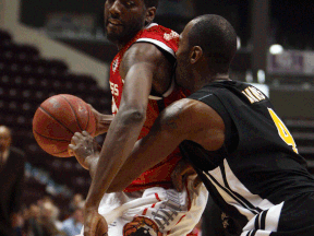 Windsor's Chris Commons, left, drives to the net against London's Elvin Mims at the WFCU Centre. (TYLER BROWNBRIDGE/The Windsor Star)