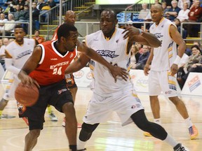 Windsor’s Chris Commons, left, tries to get around the 
Island Storm’s Steve Tchiengang during Game 4 of the 
NBL of Canada final at the Charlottetown Civic Centre Friday, April 11, 2014 (Heather Taweel/The Guardian)