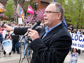 CUPE Ontario president Sid Ryan speaks to striking City of Windsor workers outside Windsor City Hall in WIndsor, Ont., on May 1, 2009.    The strike by outside and inside workers is in it's third week.   (Jason Kryk/ The Windsor Star)