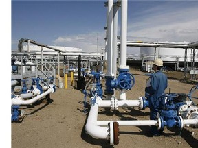The oil pipeline and tank storage facilities at the Husky Energy oil terminal in Hardisty, Alta., June 20, 2007. (Larry MacDougal/Postmedia News)