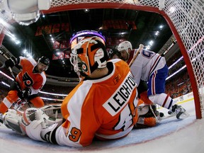 Michael Leighton, formerly of the Windsor spitfires, shown here in the net for the Philadelphia Flyers in 2010, has been signed to the Chicago Blackhawks. (Jim McIsaac/Getty Images)