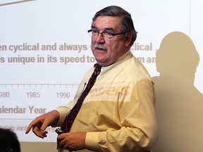 Files: Auto analyst Dennis DesRosiers lectures business students in automotive marketing at the Odette School of Business in Windsor on March 16, 2010.        (TYLER BROWNBRIDGE / The Windsor Star)