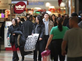 Last minute shoppers fill the halls of Devonshire Mall, Sunday, Dec. 21, 2014. (DAX MELMER/The Windsor Star)