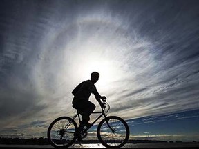 People enjoy the beautiful weather near English Bay in Vancouver, BC, September 14, 2015.  (Arlen Redekop / PNG photo) (story by reporter)  [PNG Merlin Archive]