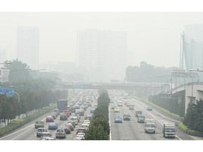 Motorists ply along Singapore's central expressway blanketed by smog from agricultural fires in neighbouring Sumatra island in Indonesia on September 29, 2015.  The Pollutant Standards Index, which measures air quality, climbed to "very unhealthy" levels in Singapore,  according to the National Environment Agency.