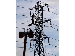 In this 2008 file photo, Hydro One workers complete maintenance on high tension power lines along Crawford Ave. near College Ave. in Windsor, Ontario.  (Jason Kryk/ The Windsor Star)