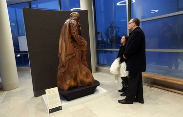 Mayor Drew Dilkens and his daughter Madison look a wood carving of Tecumseh at the Chimczuk Museum in Windsor on Thursday, Jan. 14, 2016.