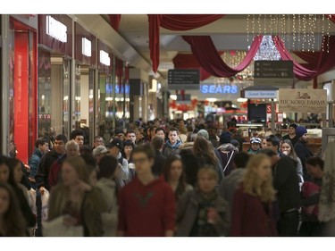 Dec. 26, 2015: Thousands of shoppers visit Devonshire Mall on Boxing Day.
