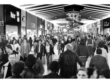 Dec. 24, 1980: There wasn't much elbow room in Devonshire Mall as last-minute shoppers did their thing.