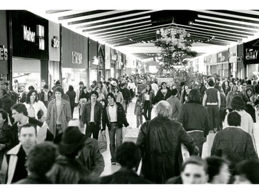 Dec. 22, 1980: There wasn't much elbow room in Devonshire Mall as last-minute shoppers did their thing.