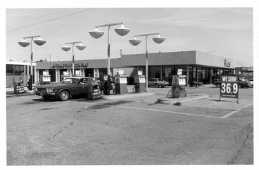 Sept. 10, 1981: Sears Automotive gas bar at Devonshire Mall.