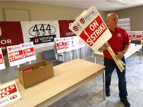 Frank Mosey, a Unifor Local 444 strike captain, prepares for a possible work stoppage on Monday night at 11:59.
