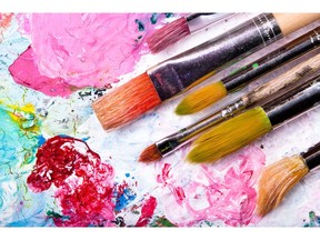 Colourful colour mixing palette with brush. Photo by Getty Images.
