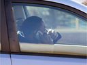 Ein Fahrer hält ein Mobiltelefon an sein rechtes Ohr, während er darauf wartet, am 10. März 2017 von der Ouellette Avenue in Richtung Norden in die Wyandotte Street West abzubiegen. 