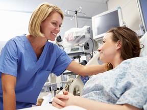 A patient talks to a nurse in the ER.