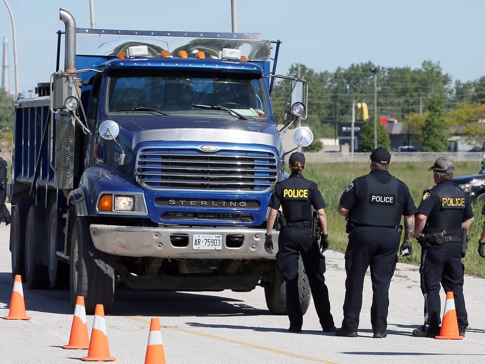 Police Services Join Forces For Commercial Vehicle Inspection Blitz Windsor Star 