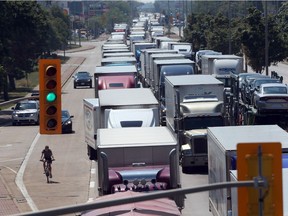 A computer glitch at US Customs is causing delays for traffic entering the USA at the Ambassador bridge in Windsor, Ontario.