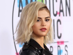 Selena Gomez arrives at the American Music Awards 2017.