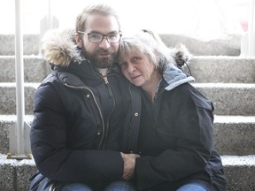 Michael Mahoney et Brenda Mahoney, frère et mère de Matthew Mahoney qui a été abattu par la police de Windsor, photographiés le samedi 24 mars 2018.