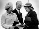 Elizabeth und Prinz Philip werden am 1. Oktober 1984 von der Bürgermeisterin von Windsor, Elizabeth Kishkon, im Dieppe Park begrüßt. 
