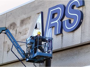 Joe Zimmer of Zimmer Signs of Chatham, removes the A from the Sears sign at Windsor's Devonshire Mall Tuesday October 16, 2018.
