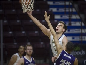 WINDSOR, ONT:. NOVEMBER 17, 2018 -- Windsor's Anthony Zrvnar takes the ball to the basket while Western's Aaron Tennant defends in OUA men's basketball between the Windsor Lancers and the Western Mustangs at the WFCU Centre, Saturday, November 17, 2018.