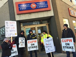 Members of the Canadian Union of Postal Workers picket the Canada Post office in downtown Windsor on the morning of Nov. 14, 2018.