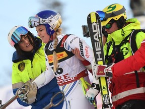 TOPSHOT - Lindsey Vonn  of the US gets help after she crashed during the women's Super G event of the 2019 FIS Alpine Ski World Championships at the National Arena in Are, Sweden, on Feb. 5, 2019.