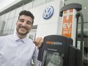 Kevan Borges, Vertriebsmitarbeiter bei Volkswagen of Windsor, ist am Donnerstag, den 18. Juli 2019, neben einem neu installierten Ladegerät für Elektrofahrzeuge abgebildet.