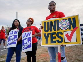 FILE PHOTO: General Motors assembly workers and their supporters gather to picket outside the General Motors Bowling Green plant during the United Auto Workers (UAW) national strike in Bowling Green, Kentucky, U.S., September 20, 2019.