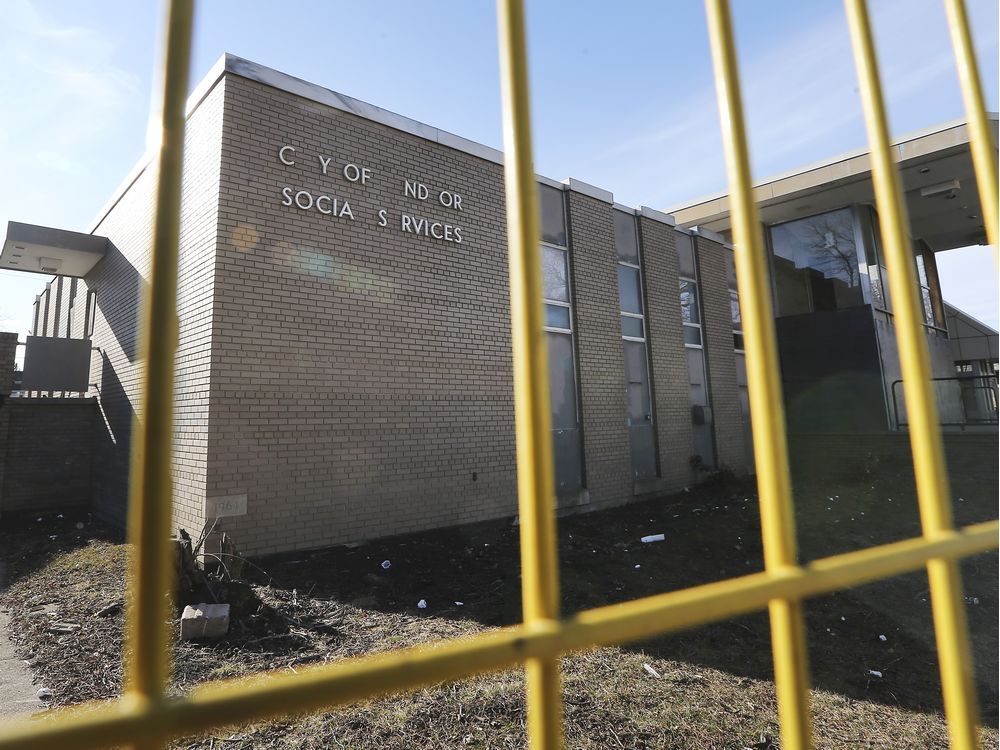 photos-demolition-of-old-windsor-social-services-building-underway