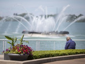 Der Charlie Brooks Memorial Peace Fountain war am Samstag, den 13. Juni 2020, endlich wieder im Zentrum des Reaume Park, nachdem COVID-19-Beschränkungen seine Installation verzögert hatten.