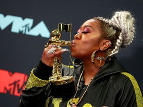 Missy Elliott poses backstage with her Michael Jackson Video Vanguard award.