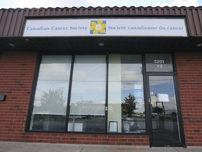 A note on the door of the Canadian Cancer Society office in Windsor is shown on Tuesday, September 29, 2020, indicating the office is closed.