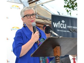 Dans cette photo d'archive du 17 janvier 2020, la mairesse de Leamington, Hilda MacDonald, prend la parole lors du 12e petit-déjeuner annuel des maires organisé par la chambre de commerce du district de Leamington.