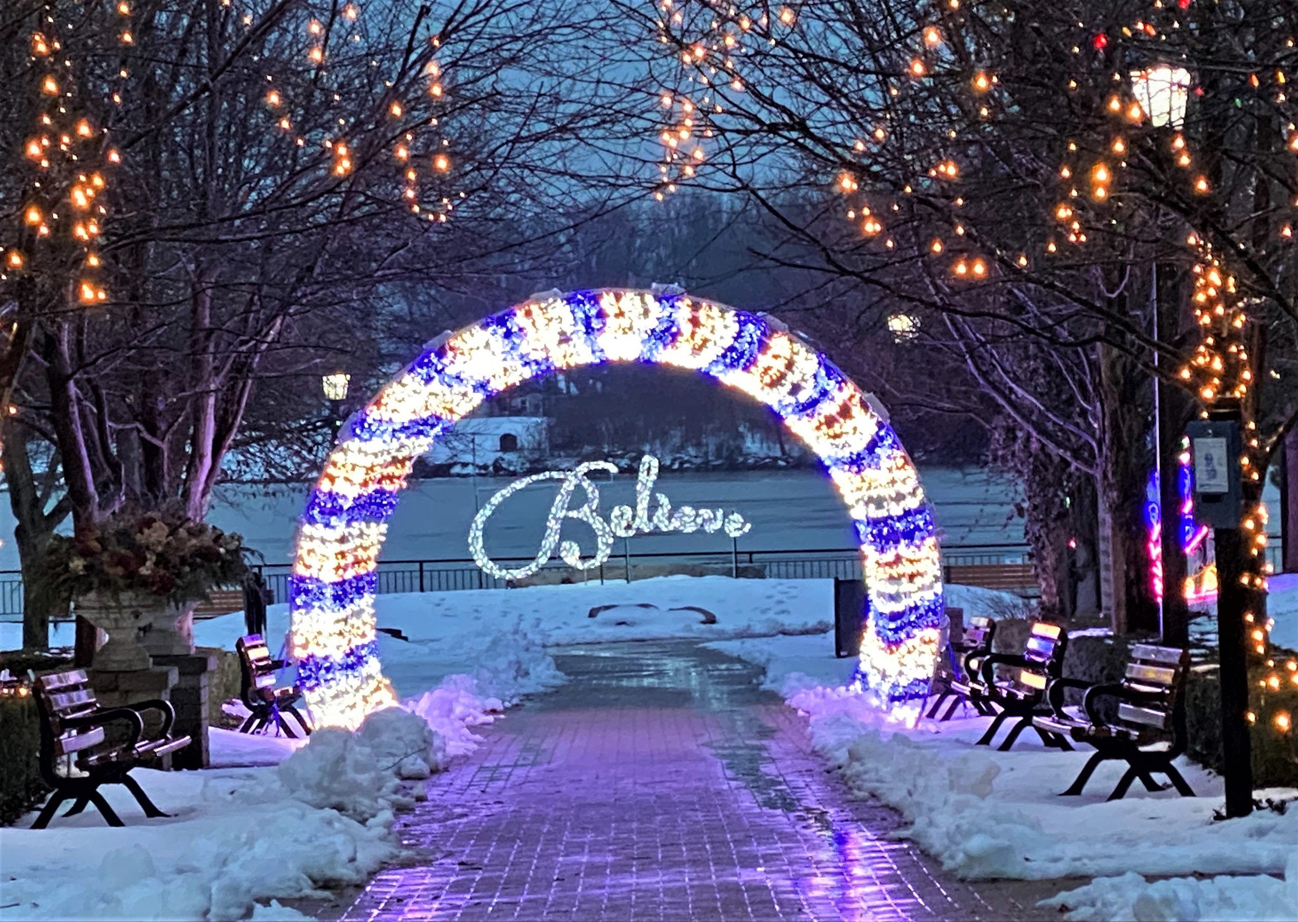 Amherstburg kicks off holiday season with tree lighting and fireworks