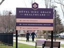 Des travailleurs de la santé se promènent à l'Hôtel-Dieu Grace Healthcare sur le chemin Prince en décembre 2020.