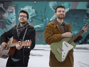 Austin Di Pietro (L) und Andrew Adoranti (R) – das Indie-Rock-Duo The Bishop Boys aus Windsor – stehen am 17. Februar 2021 vor einem Wandgemälde in der Walker Road in Windsor.
