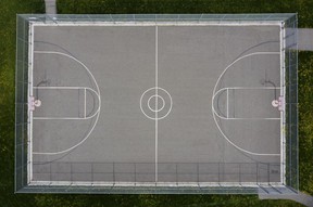 Ein leerer Basketballplatz im Wigle Park ist am Sonntag, dem 18. April 2021, leer, da weitere COVID-19-Beschränkungen die meisten Freizeiteinrichtungen geschlossen haben.